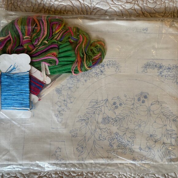 VINTAGE  BUCILLA NEEDLECRAFT MINI FLEUR 16" EMBROIDERY PILLOW KIT #2479 UNUSED - Picture 4 of 4